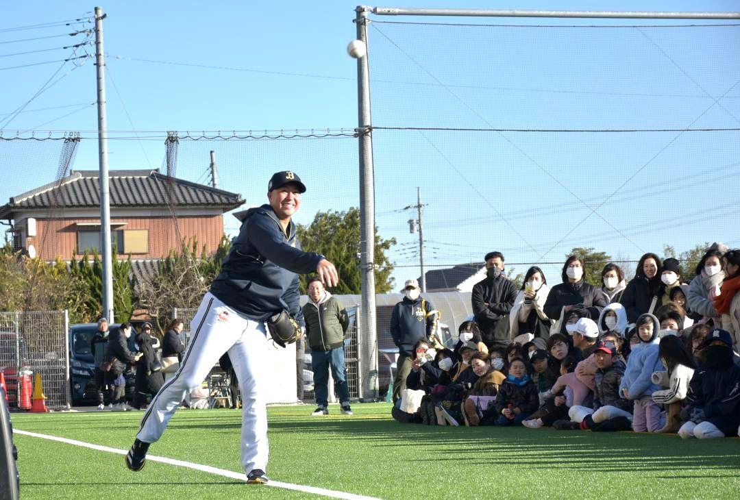 キャッチボールを披露する古田島成龍選手=河内町源清田
