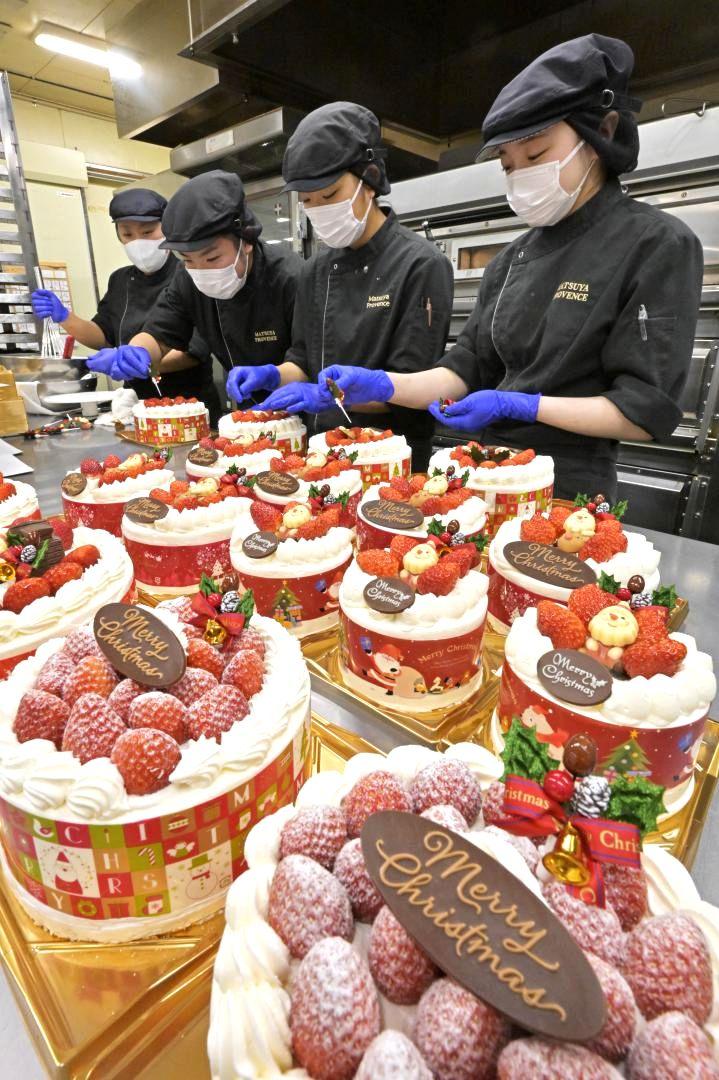 次々に出来上がるクリスマスケーキ=鉾田市塔ケ崎
