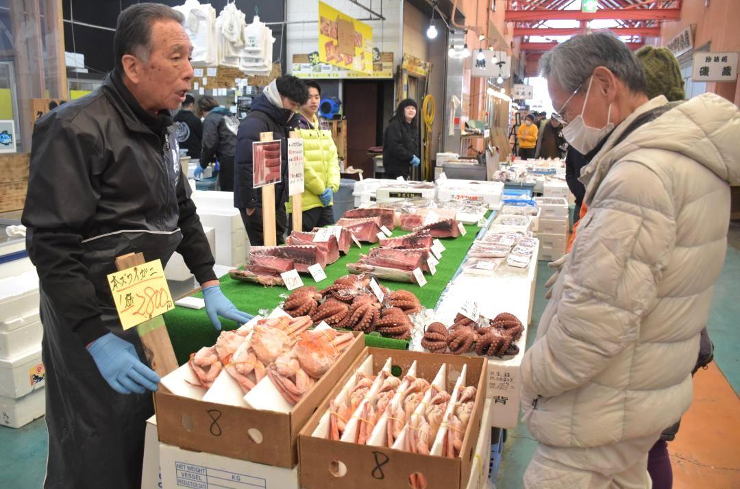 正月用の食材を買い求める客でにぎわう那珂湊おさかな市場=ひたちなか市湊本町
