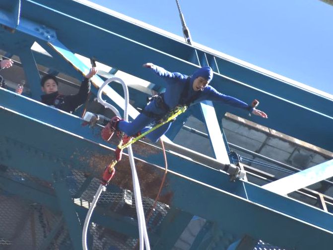 思い思いの服装で竜神大吊橋からバンジージャンプをした参加者=常陸太田市天下野町
