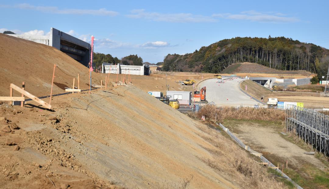 建設が進む東関東自動車道水戸線北浦IC周辺=行方市両宿
