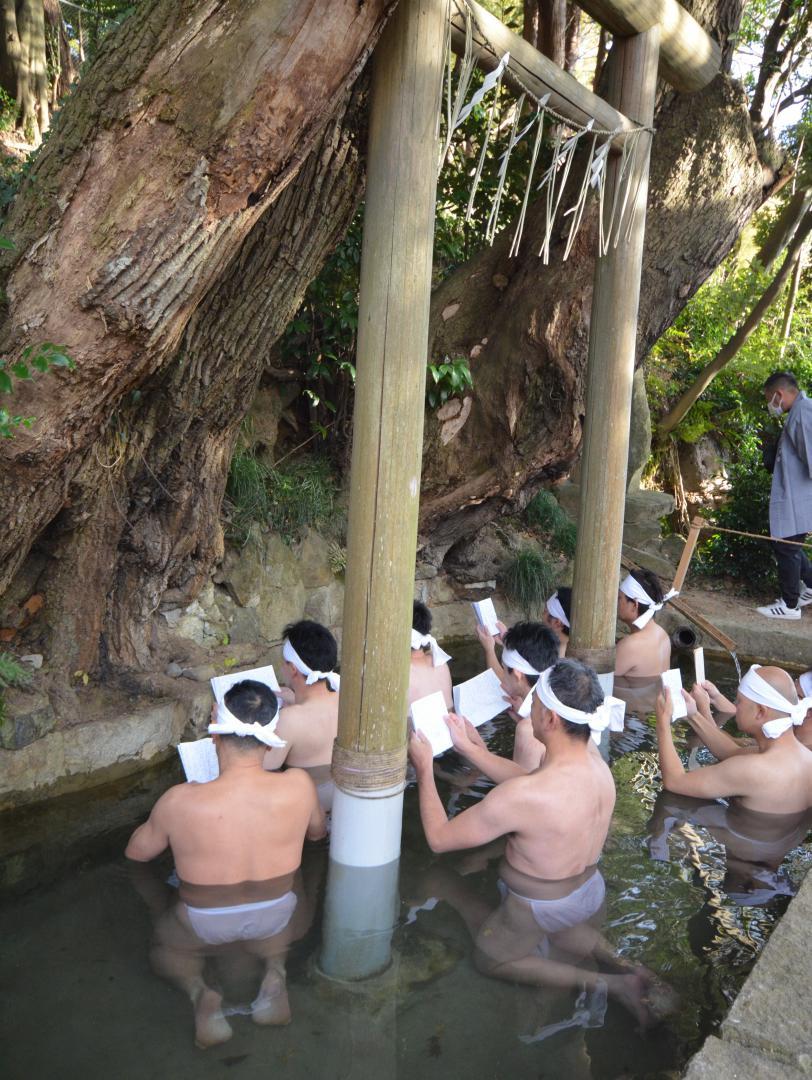 みそぎ場の冷たい水で心身を清める氏子青年会員ら=石岡市総社
