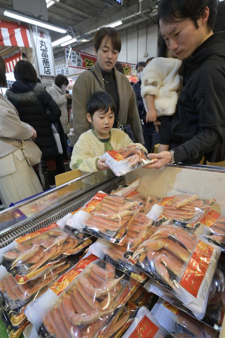 山盛りに積まれたボイルズワイガニ=水戸市青柳町
