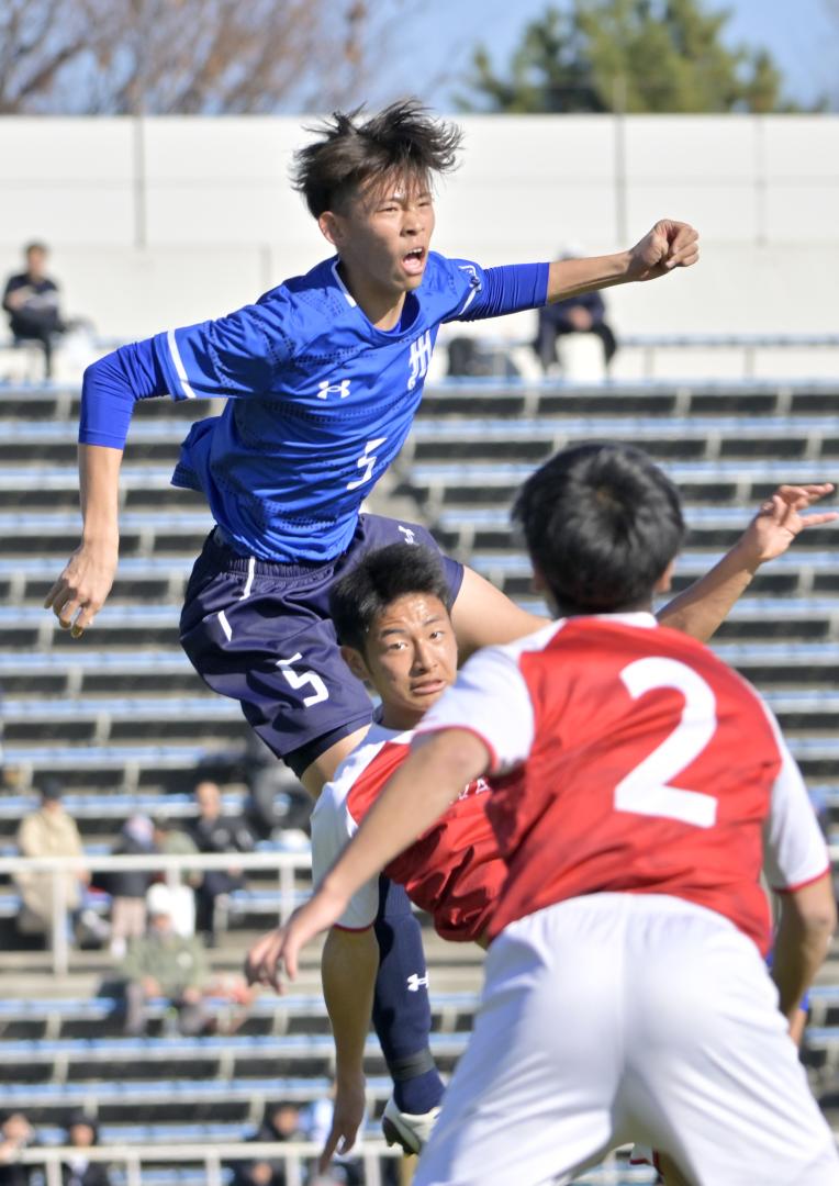 明秀日立―近大和歌山　前半13分、相手と競り合う明秀日立・菅野（上）＝ニッパツ三ツ沢球技場