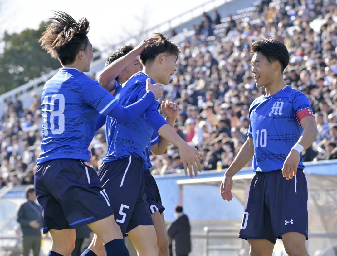 明秀日立-近大和歌山　後半16分、先制ゴールを決めた菅野(5)を祝福する明秀日立の選手たち=ニッパツ三ツ沢球技場