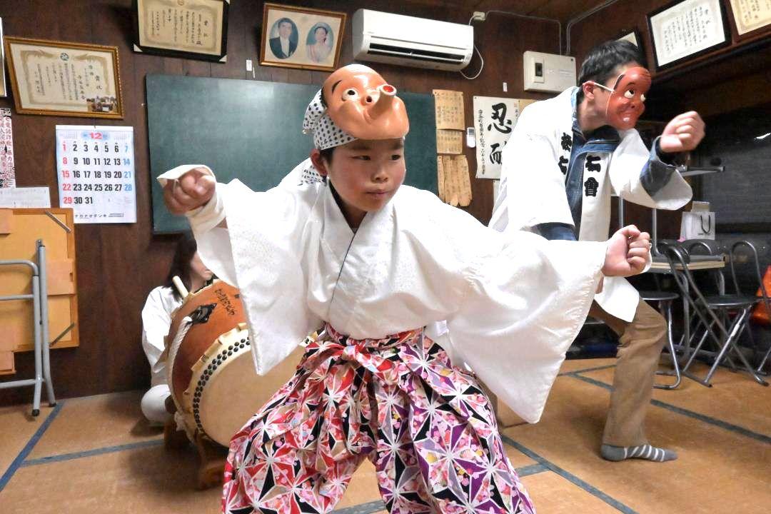 ひょっとこ踊りを練習する染谷岳玖さん=守谷市本町
