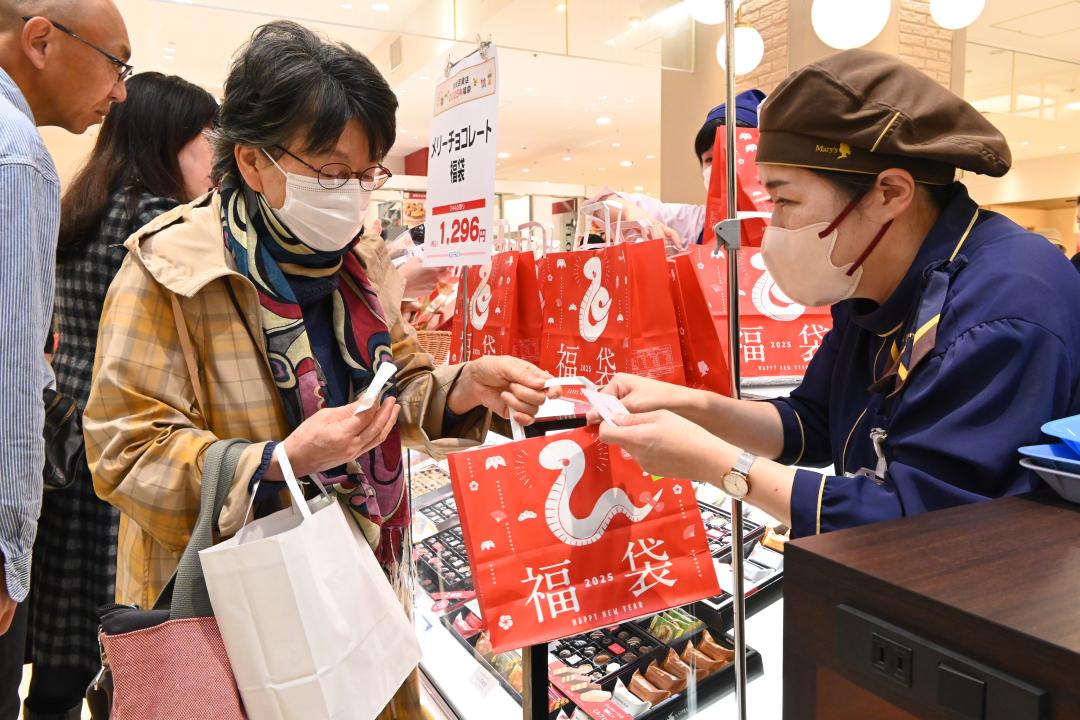 福袋を求める買い物客でにぎわう京成百貨店の食品売り場=水戸市泉町