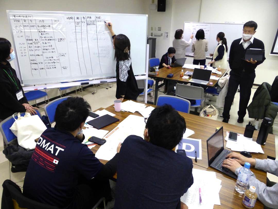 県薬剤師会館で開かれた災害支援薬剤師を養成する実地講習=昨年12月8日、水戸市笠原町
