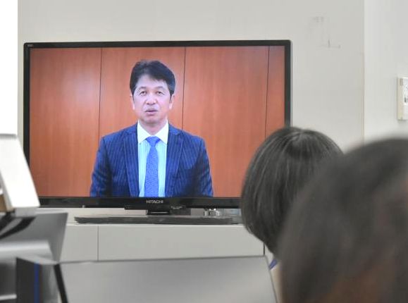 大井川和彦知事の年頭訓示映像に耳を傾ける職員ら=県庁
