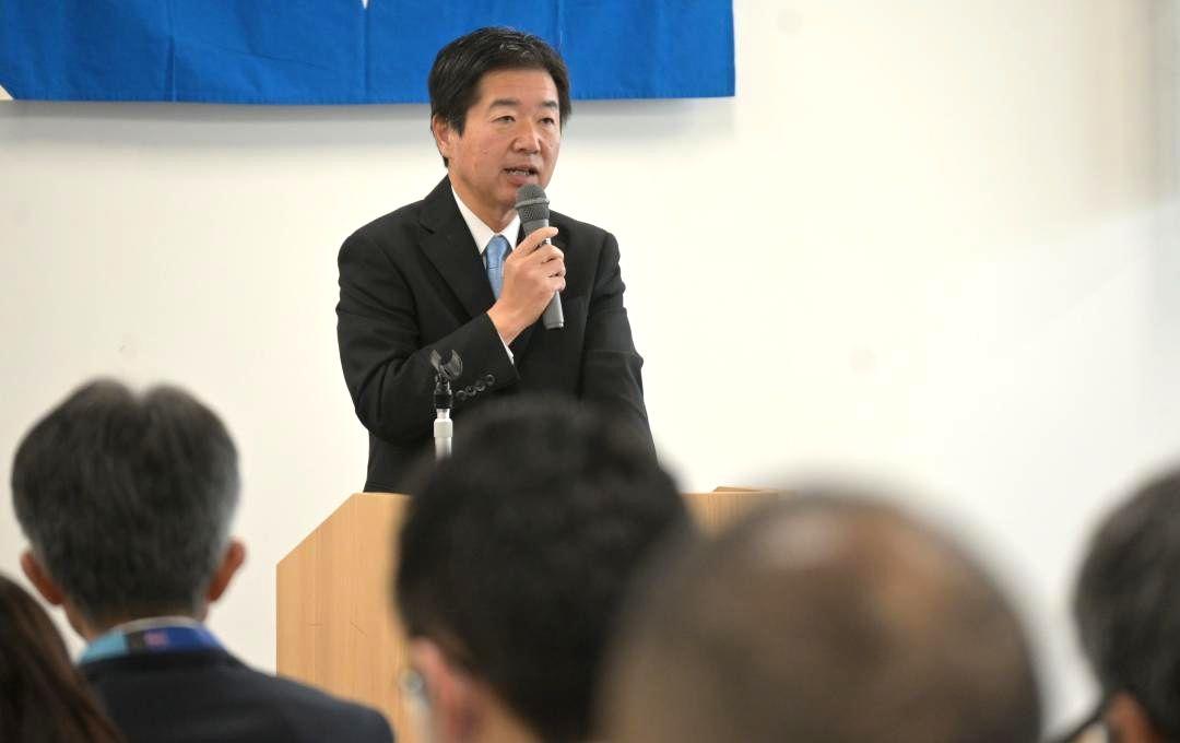 仕事始め式であいさつする高橋靖市長=水戸市中央
