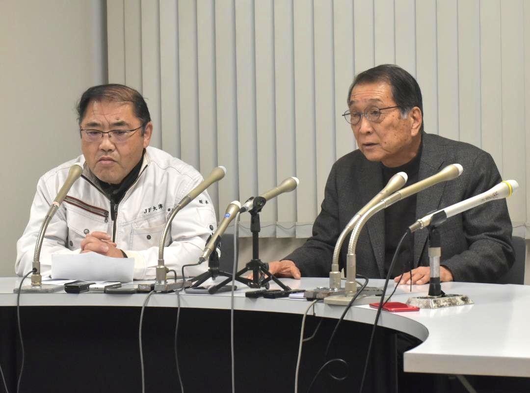 記者会見する大津漁協の鈴木徳穂組合長(右)と坂本善則専務理事=千葉県銚子市
