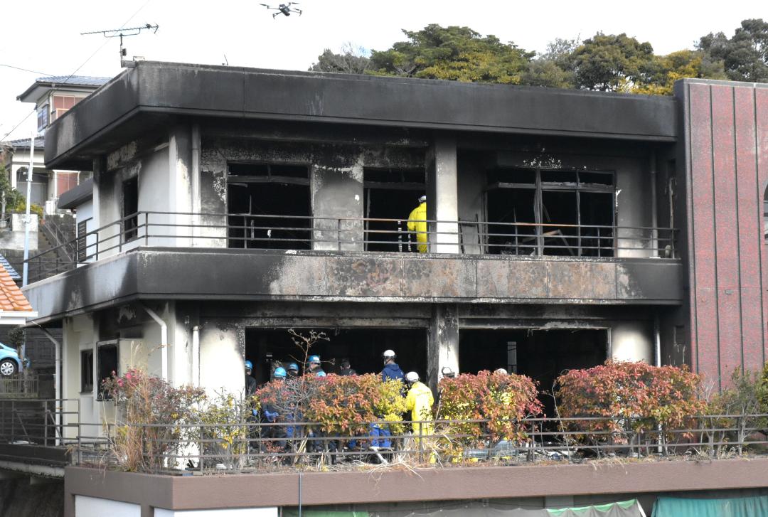 事務所兼住宅が全焼し1人の遺体が見つかった火災現場=7日午前9時46分ごろ、日立市本宮町