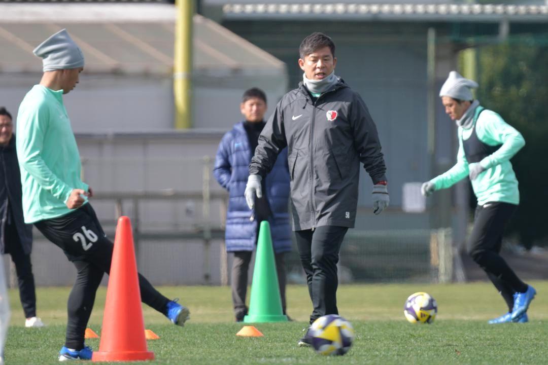 J1鹿島アントラーズの今季初の全体練習で指導する鬼木達監督(右から2人目)=鹿嶋市粟生のクラブハウスグラウンド
