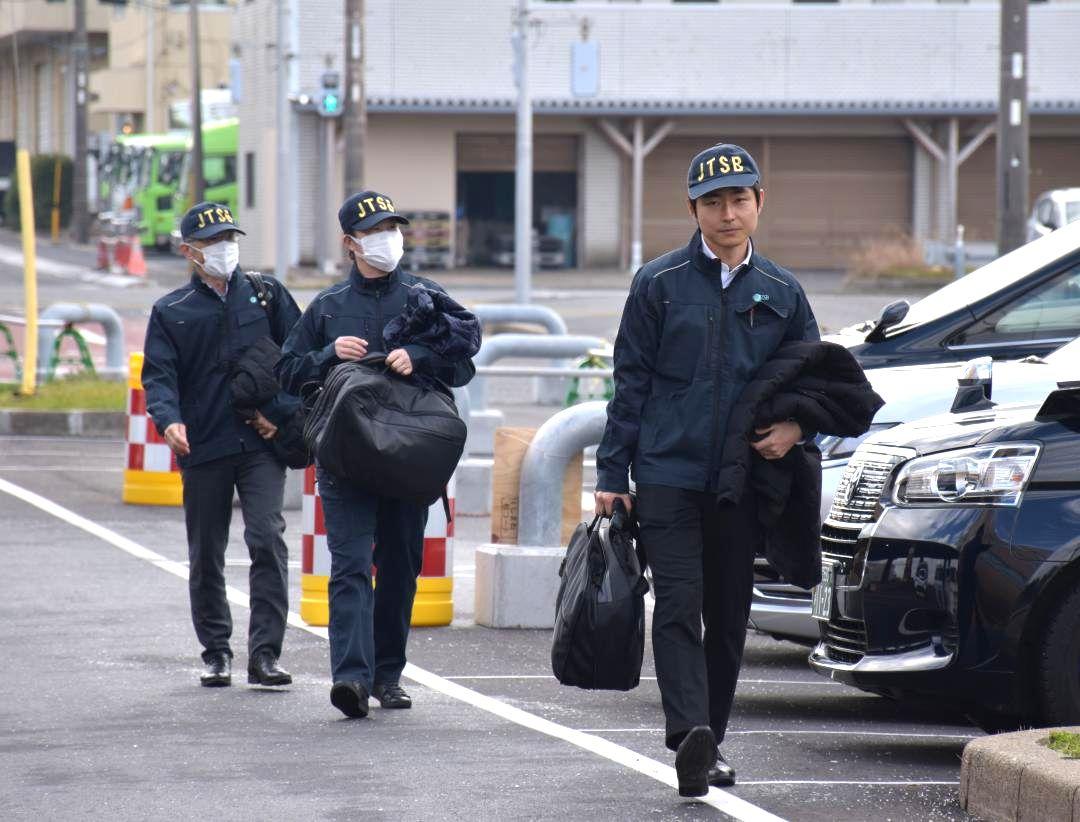 鹿島港沖での漁船転覆事故を受け、現地入りした運輸安全委員会の船舶事故調査官=銚子市川口町
