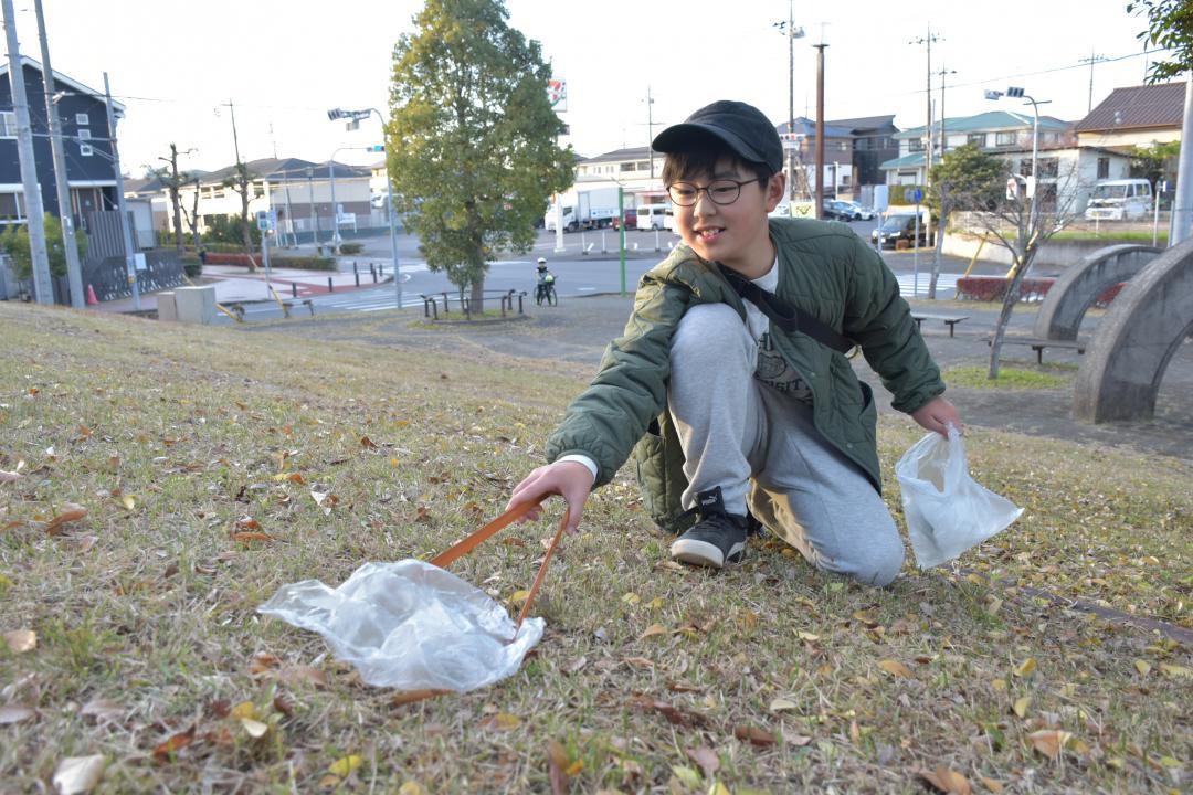 公園でごみ拾いに励む斎藤大雅君=龍ケ崎長山
