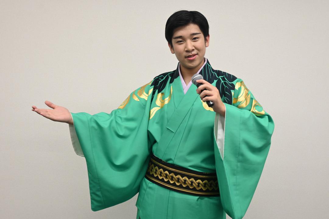 演歌歌手を目指す高校生の工藤健さん=阿見町内
