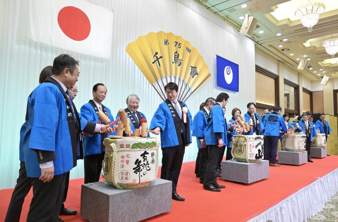 千鳥会で鏡開きをする出席者=水戸市千波町