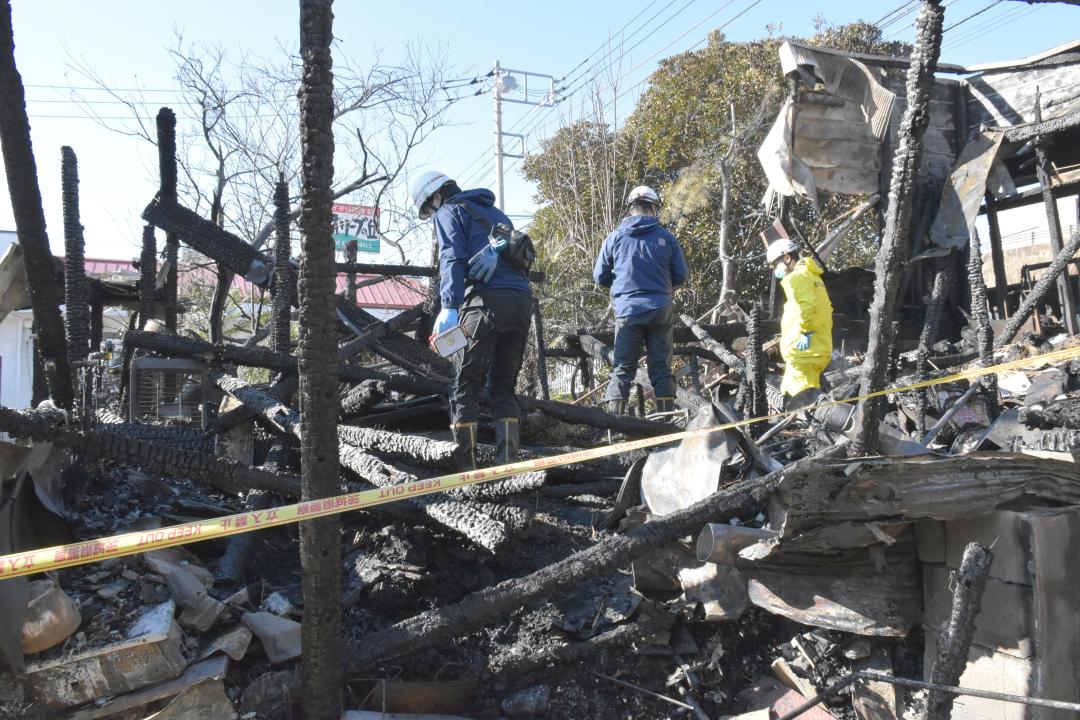 住宅が全焼し1人の遺体が見つかった火災現場=9日午前10時4分ごろ、日立市鹿島町