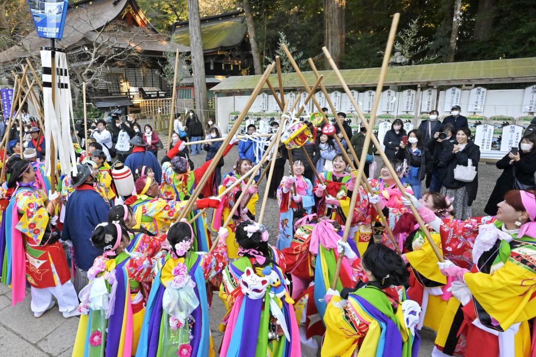 祭頭囃で樫棒を組み鳴らす下幡木郷の囃人たち=2024年3月9日、鹿嶋市宮中
