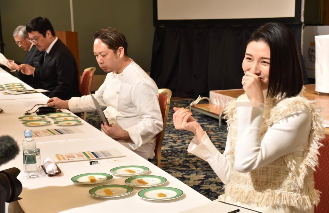 最終審査に残った干し芋の食味を審査する、タレントの橋本マナミさん(右端)ら=水戸市千波町
