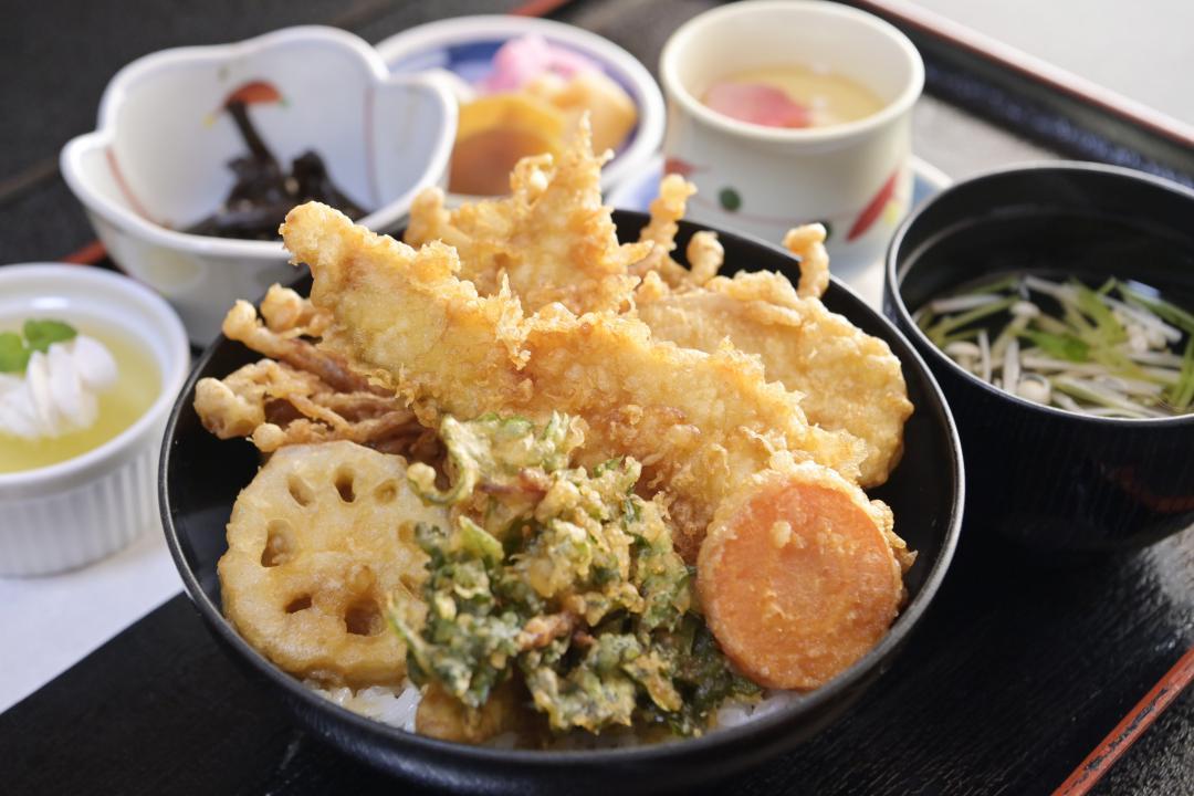 野菜豊富な「メソ天丼セット」
