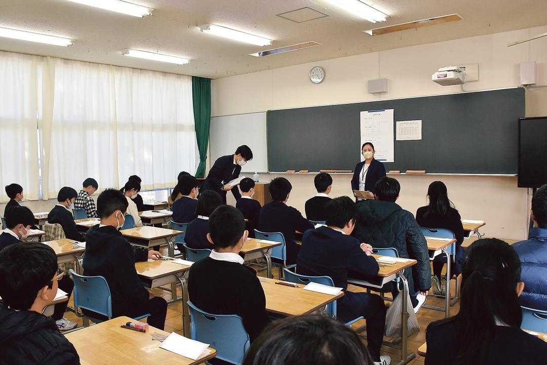 問題用紙の配布を待つ受験生ら=水戸市三の丸の県立水戸一高付属中(画像の一部を加工しています)
