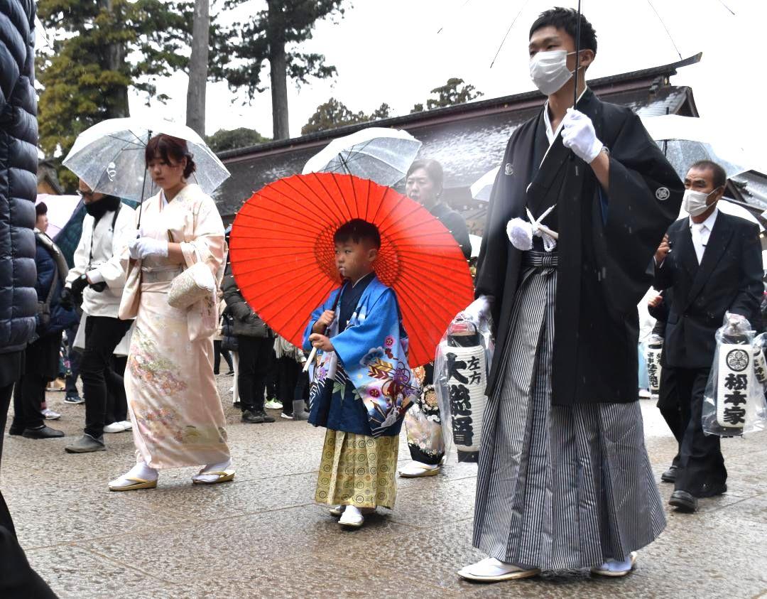 祭頭歌が響く中、本殿に向かって参進する小山郷大総督の松本奏祐ちゃん(中央)=鹿嶋市宮中
