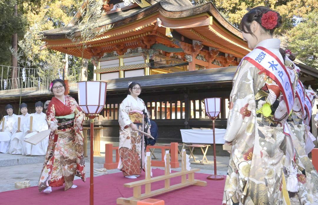 羽根突き奉納を行う水戸の梅大使と新成人の野村綾香さん・紀香さん姉妹(左から)=水戸八幡宮