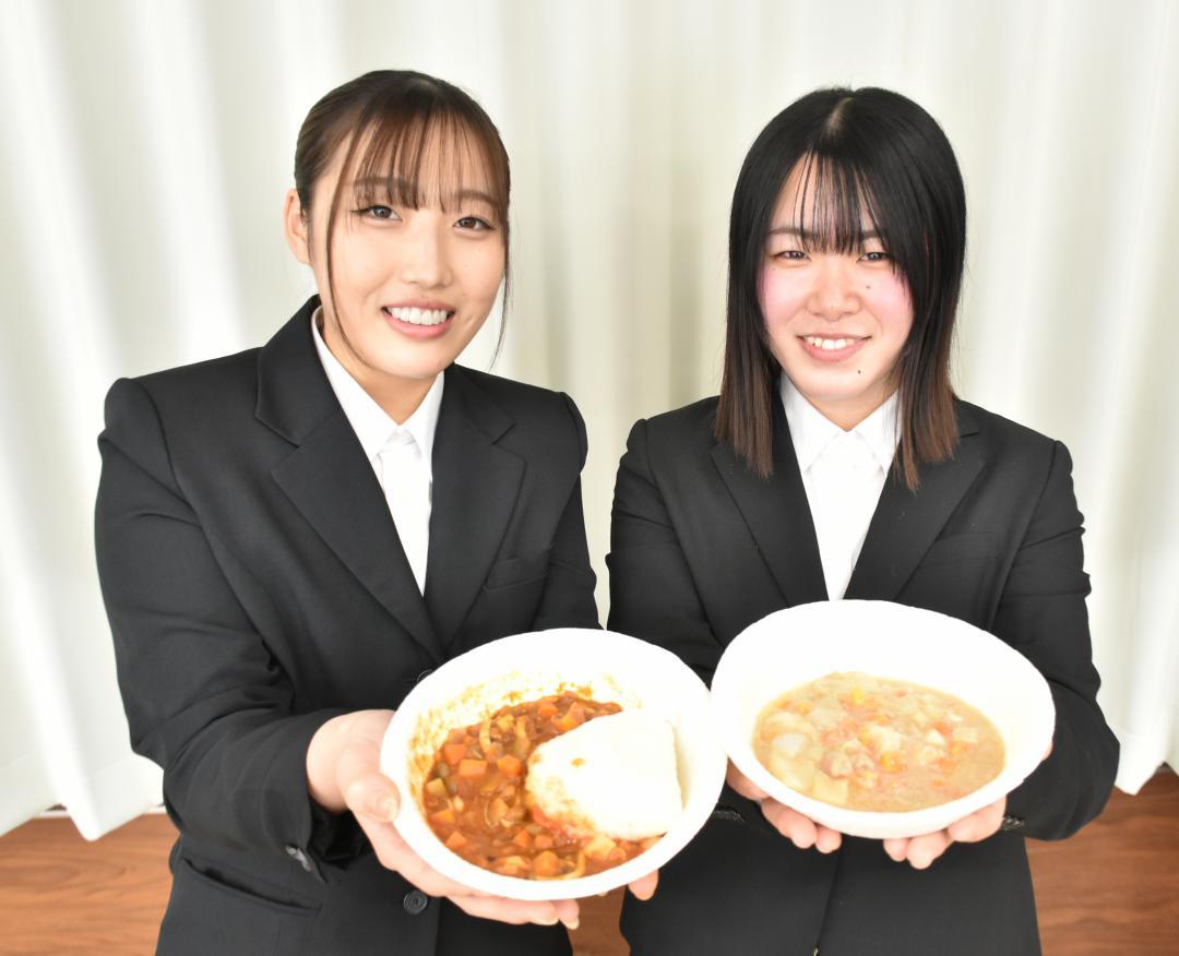 開発したトマトカレーを披露する飯島さくらさん(左)と「お麩じゃが」を見せる桜庭佑月さん