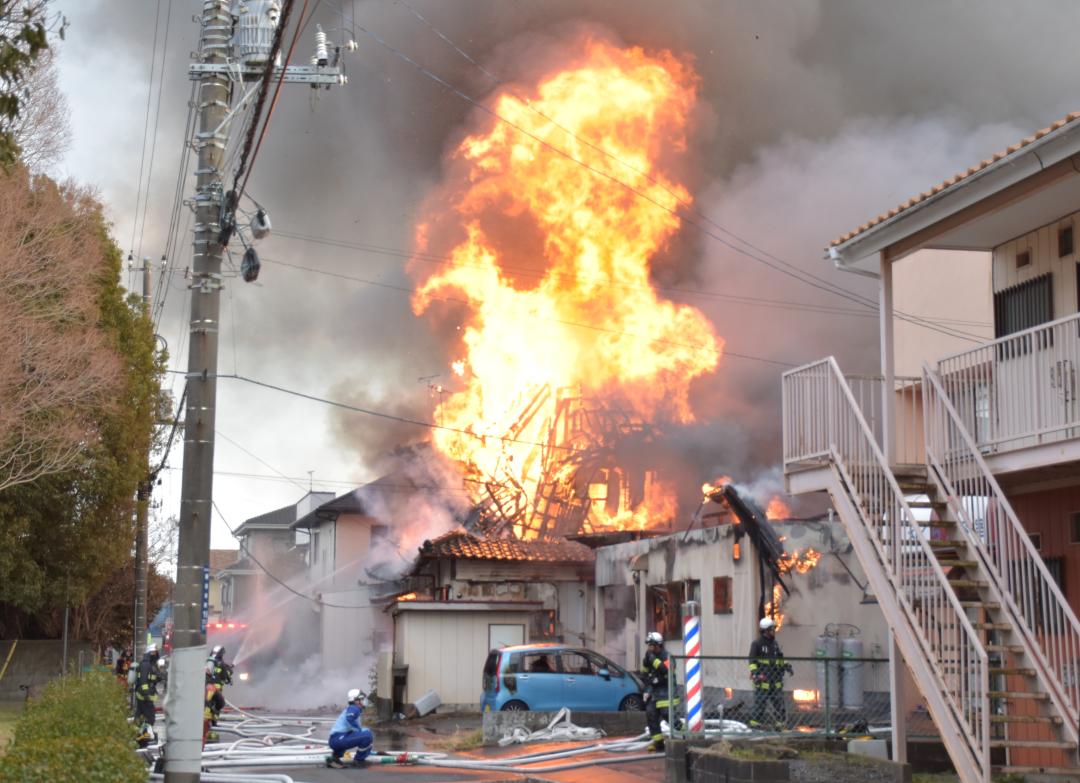 激しく燃える建物=15日午後3時39分、ひたちなか市勝田本町