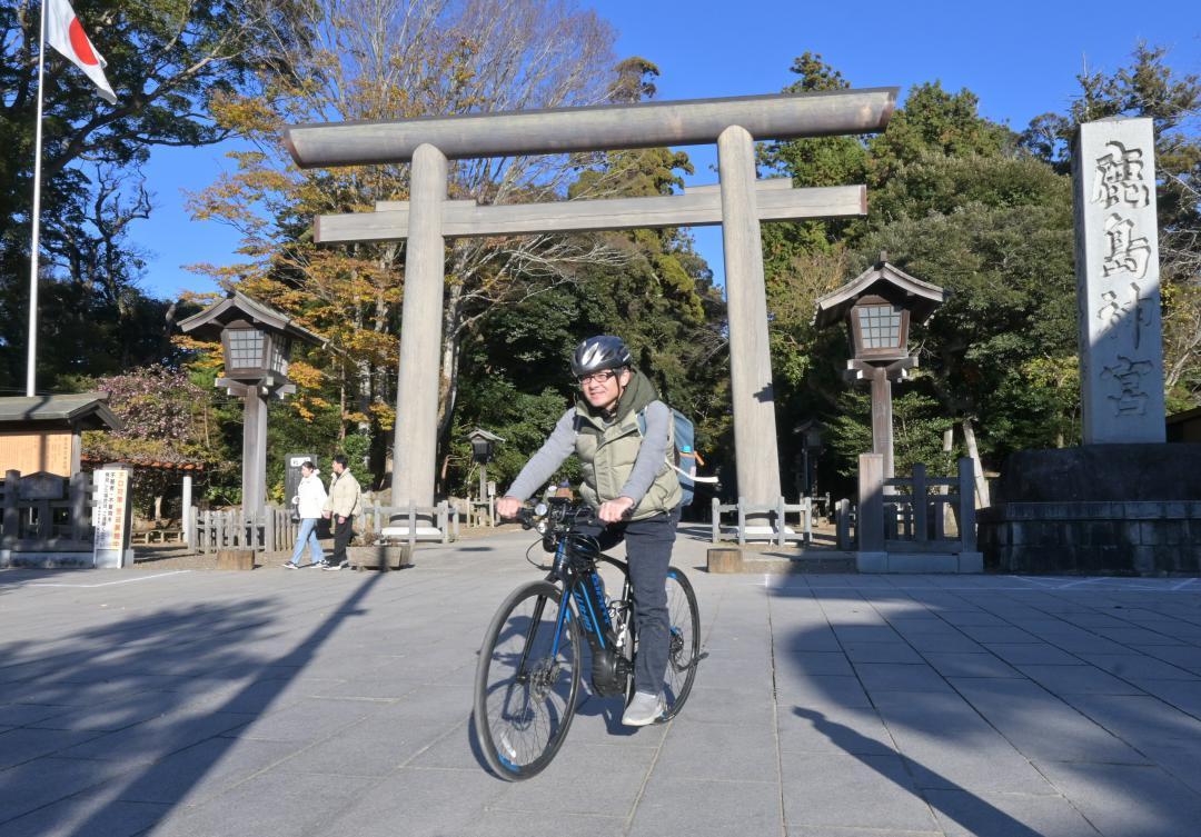 鹿島神宮を出発する=鹿嶋市宮中
