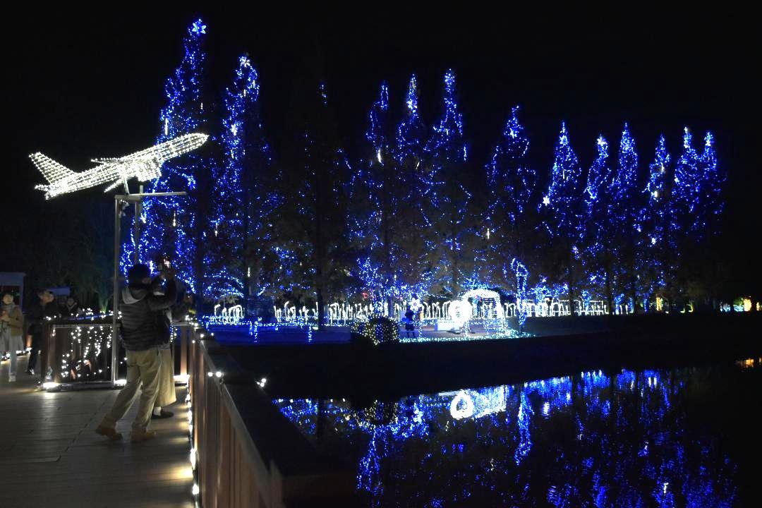 イルミネーションに彩られた「かわち水と緑のふれあい公園」=河内町長竿
