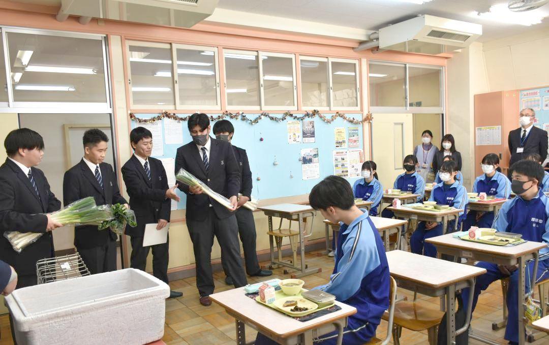 中学生の前で自分たちが栽培したネギの説明をする坂東清風高の生徒たち=坂東市立岩井中
