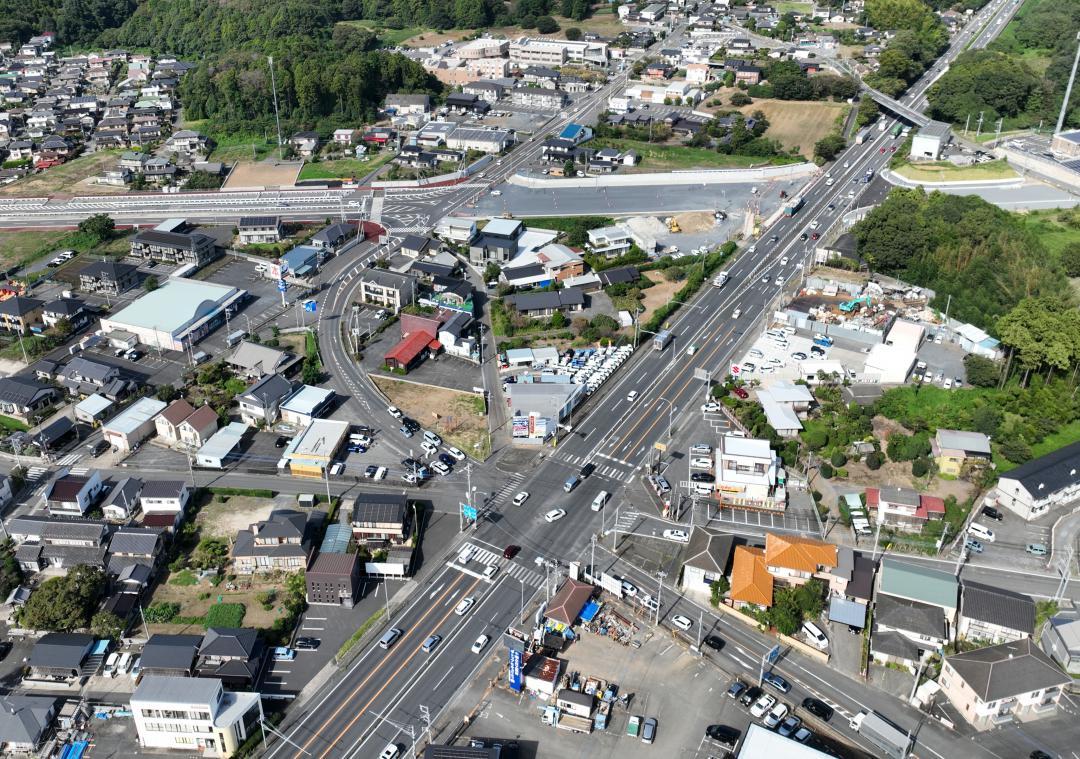 開通する中大野中河内線の200メートル区間(右上)と四差路化する酒門六差路(中央下)=県提供
