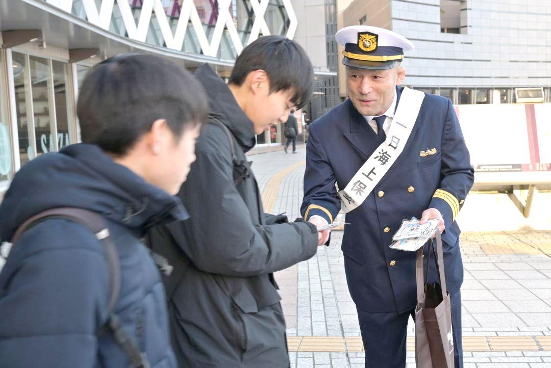 海保緊急ダイヤル「118番」の周知活動をする桜井隆多さん(右)=水戸市宮町
