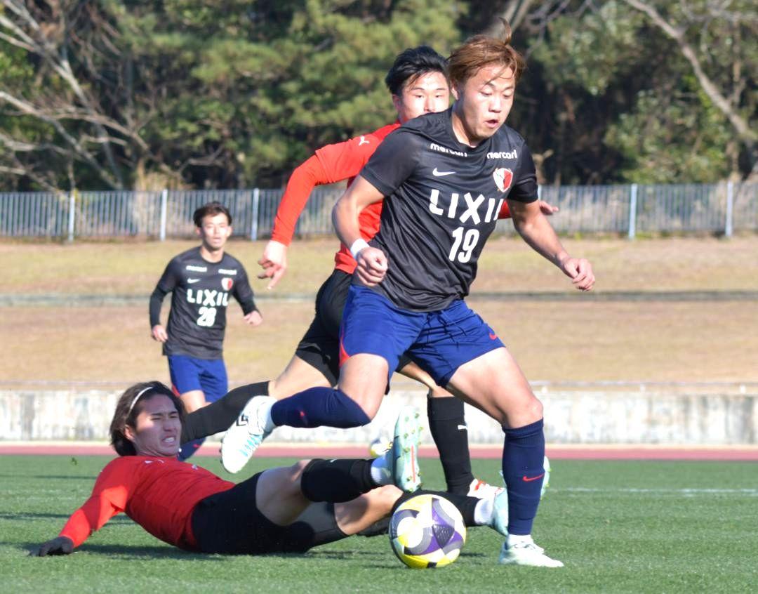 J2熊本との練習試合で、1点目をアシストする師岡(19)=ひなた陸上競技場
