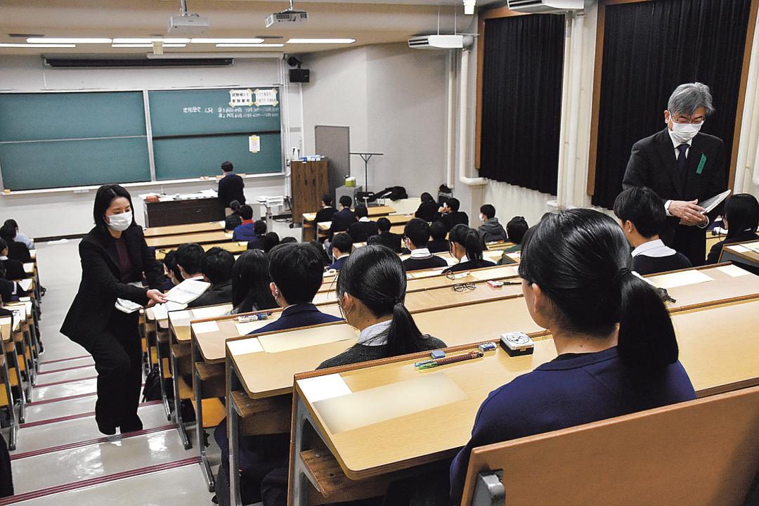 大学入学共通テストに臨む受験生ら=水戸市文京(画像の一部を加工しています)