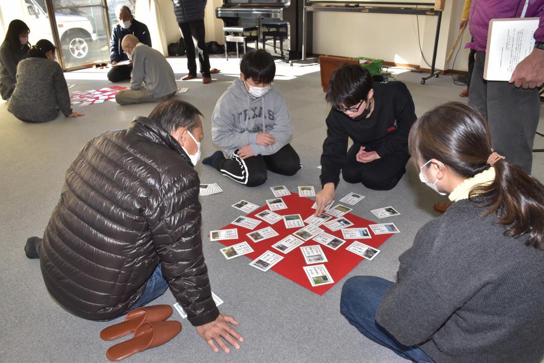 「漫遊かるた」を取り合う参加者=常陸太田市中城町
