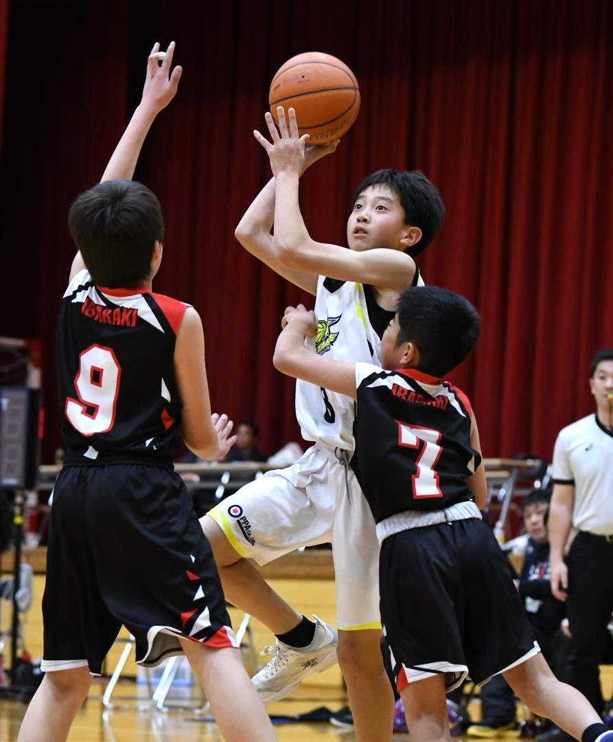 〈男子1回戦〉谷田部スポ少-東石川少年団　第2クオーター、シュートを決める谷田部スポ少の中平(中央)=リリーアリーナMITO
