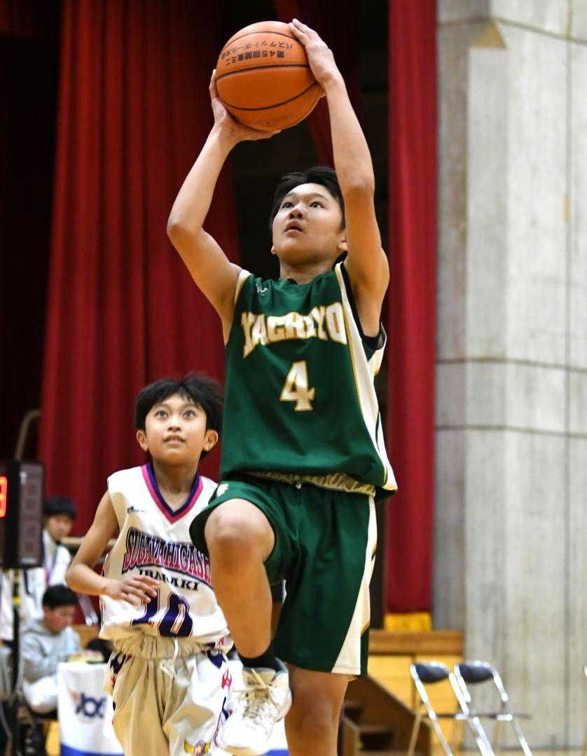 〈男子1回戦〉菅谷東スポ少-八千代スポ少　第1クオーター、シュートを決める八千代スポ少の大里(右)=リリーアリーナMITO
