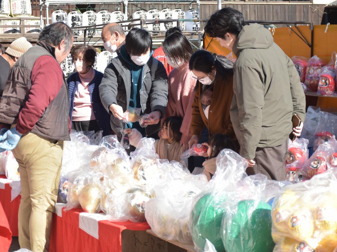 色とりどりのだるまが並ぶ雀神社の境内=古河市宮前町
