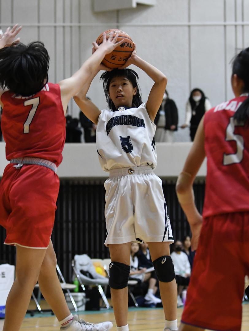 〈女子1回戦〉松ケ丘スポ少-水戸笠原Red　Thunders　最終クオーター、シュートを決める松ケ丘スポ少の泉(中央)=まるたか観光アリーナ
