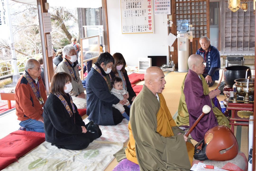 大縁日で昇殿祈祷する参拝者=鉾田市塔ケ崎
