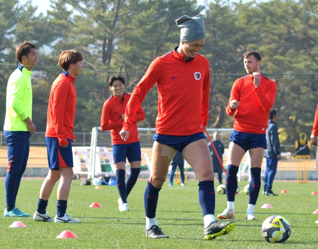 フットバレーで笑顔を見せる鈴木(右から2人目)=ひなた陸上競技場
