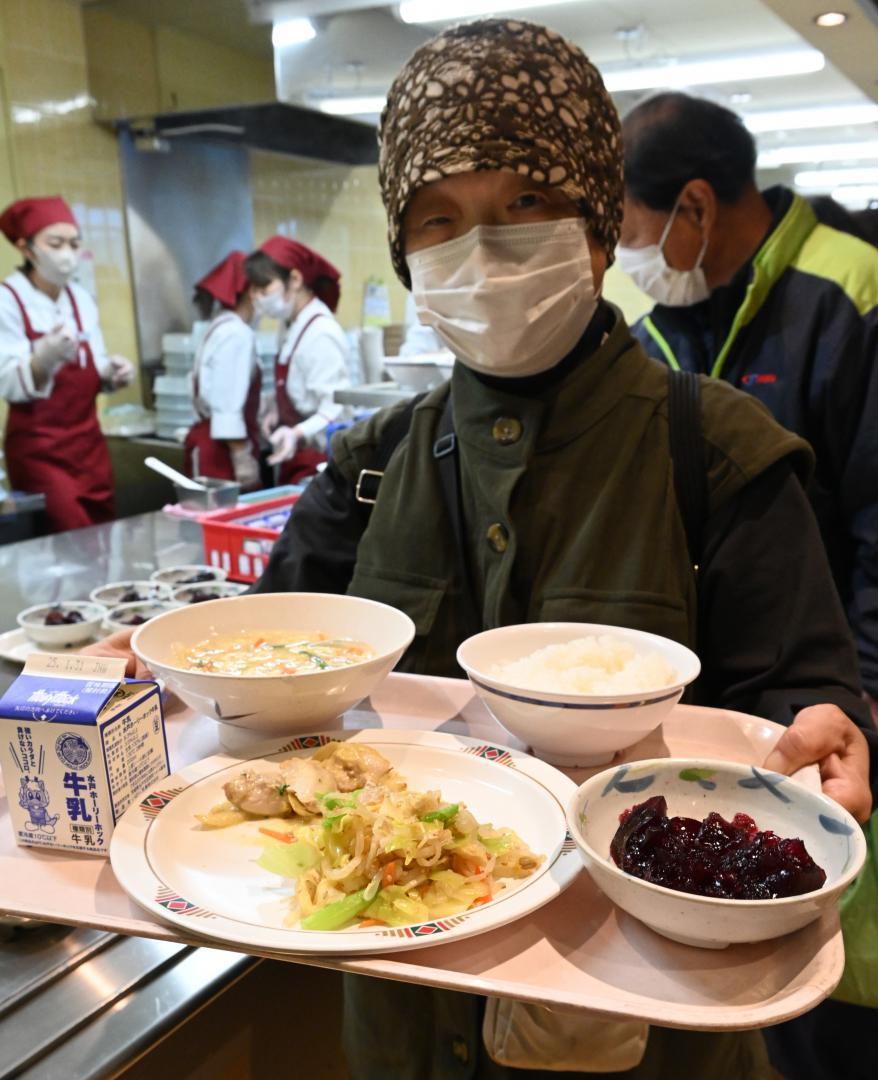 県庁生協食堂で提供された学校給食献立コンテストの県知事賞受賞メニュー=県庁
