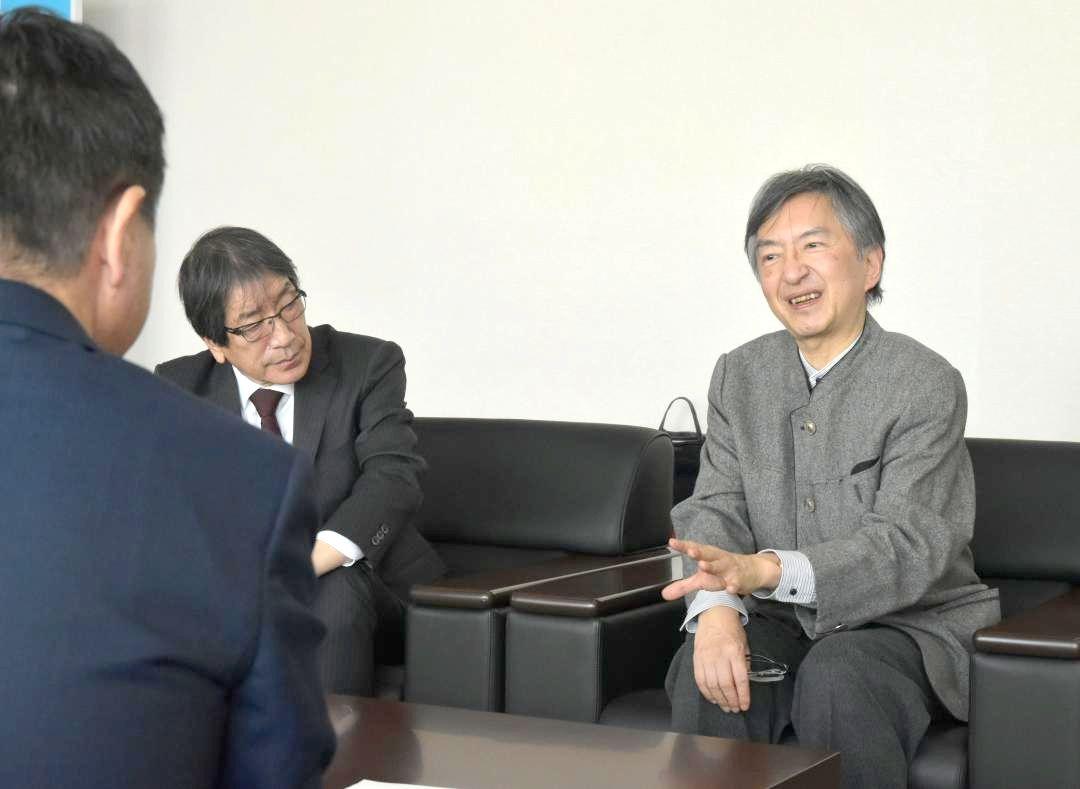 高橋靖市長(手前)に、水戸芸術館運営の抱負を述べる片山杜秀館長(右)=水戸市役所
