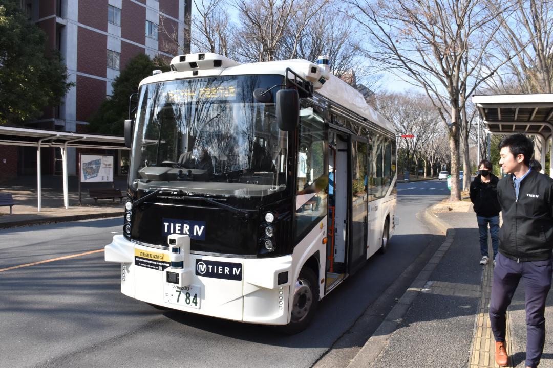 実証走行する自動運転バス=つくば天王台の筑波大
