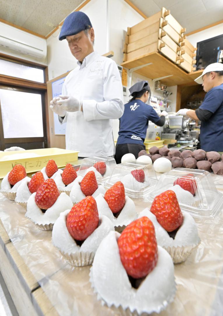 旬の県産イチゴを使ったいちご大福=常総市本石下
