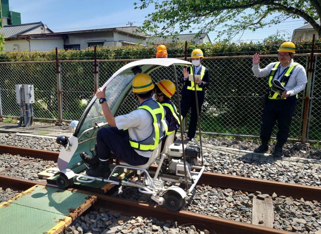 レールスターの運転を体験するふるさと納税の寄付者=JR高萩駅構内
