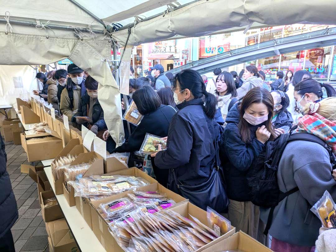 PRイベントで本県産の干し芋商品を買い求める都内の消費者たち=11日、東京・千代田区の有楽町駅前広場
